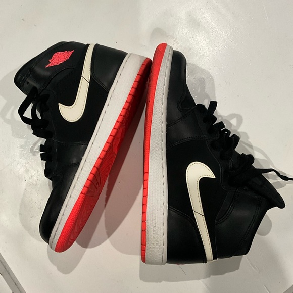 Nike Black and Red Athletic Shoes - Picture 1 of 5